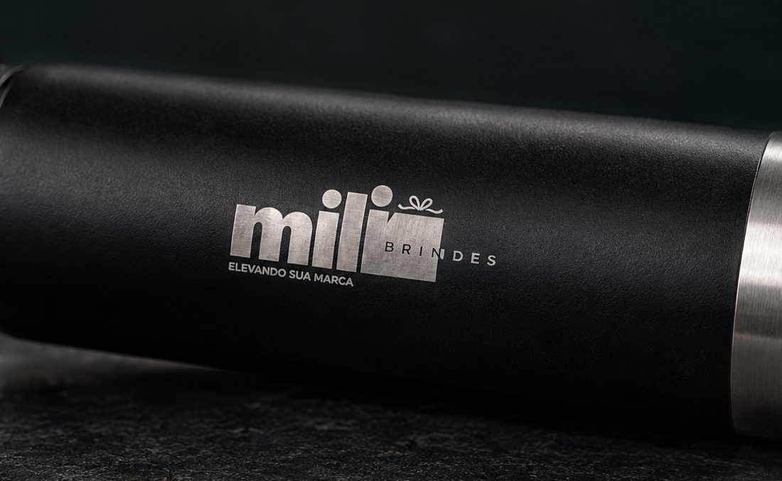 Garrafa preta com o logo da Mili Brindes gravado a laser